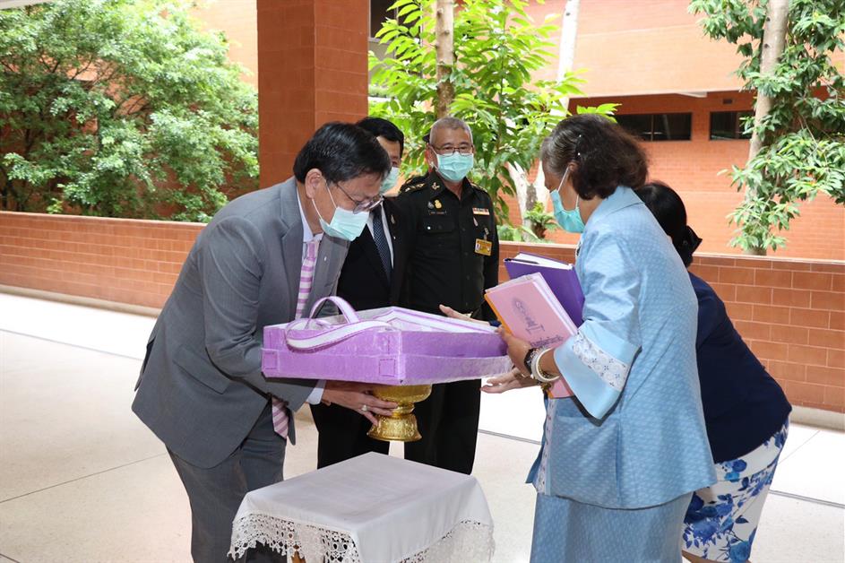 Prof. Dr. Anek LaoThammatat Minister of Higher Education, Science, Research and Innovation (HESI) presented the Re-Bag work to Her Royal Highness Princess Maha Chakri Sirindhorn from Phase 2 of the HESI project of the School of Architecture and Fine Arts, University of Phayao