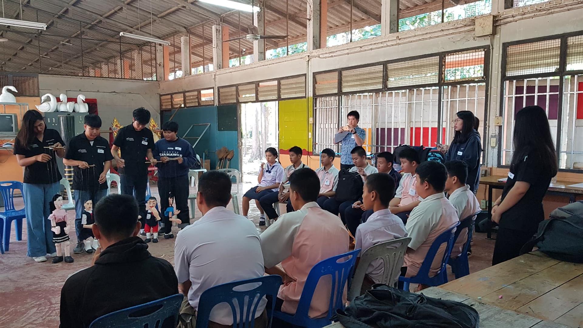 สาขาวิชาการสื่อสารสื่อใหม่ คณะวิทยาการจัดการและสารสนเทศศาสตร์ มหาวิทยาลัยพะเยา จัดกิจกรรมลดการเกิดความรุนแรงในโรงเรียนผ่านสื่อละครหุ่นสายแบบมีส่วนร่วม ณ โรงเรียนฟากกว๊านวิทยาคม ตำบลบ้านตุ่น อำเภอเมืองพะเยา จังหวัดพะเยา