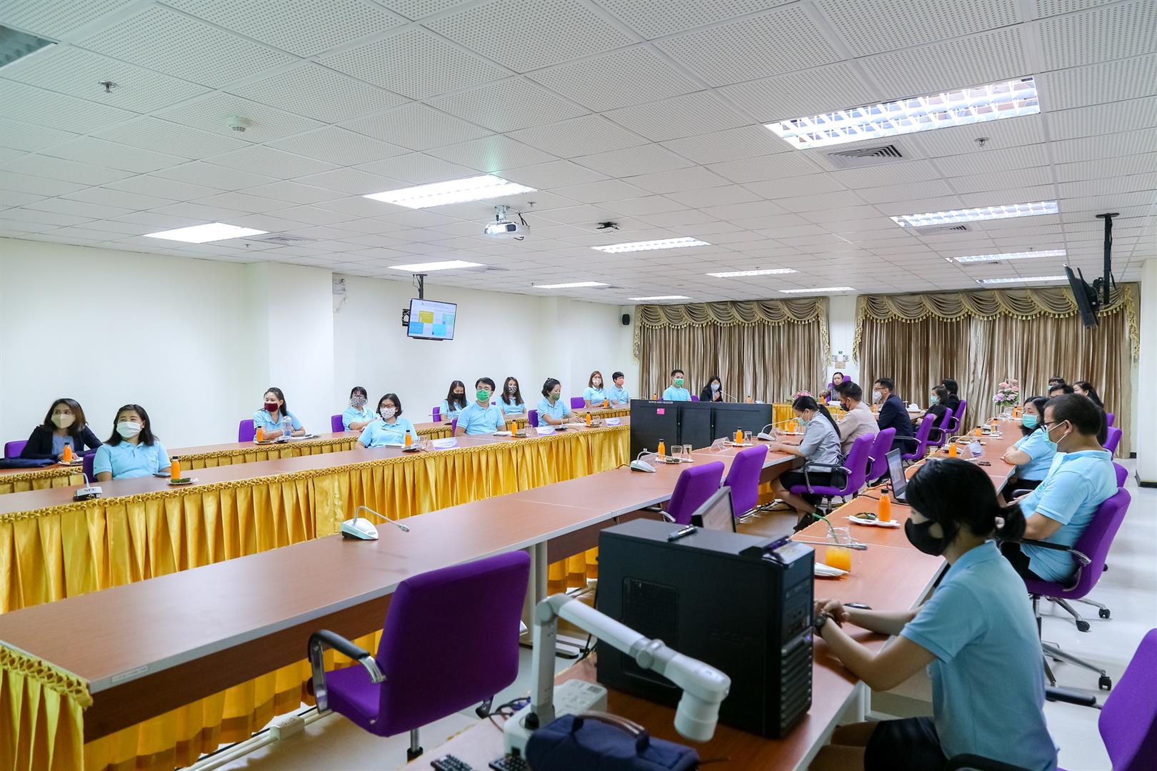 The president of University of Phayao joins the discussion about Library and Learning Center service providing limitation