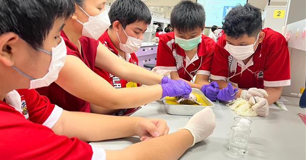The School of Science, University of Phayao provides scientific and mathematical practice training to students from Piriyalai School,