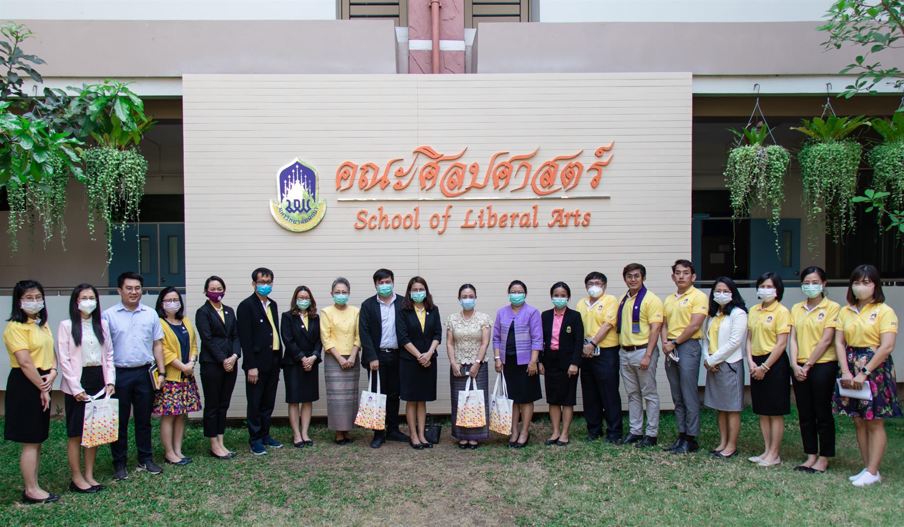 อธิการบดีมหาวิทยาลัยพะเยา พบปะบุคลากรคณะศิลปศาสตร์ เพื่อมอบนโยบายในการบริหารงานและการพัฒนามหาวิทยาลัยพะเยา ร่วมกัน
