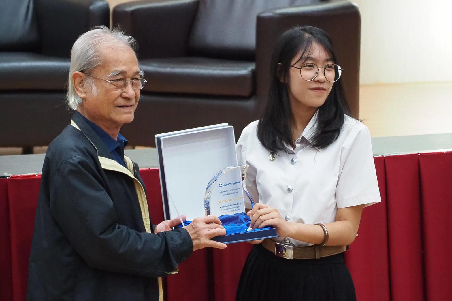 อาจารย์และนิสิตสาขาวิชาภาษาไทย,มหาวิทยาลัยพะเยา,เข้าร่วมโครงการ,“สร้างสรรค์วรรณศิลป์,กวีปากกาทอง”,ประจำปี,2562