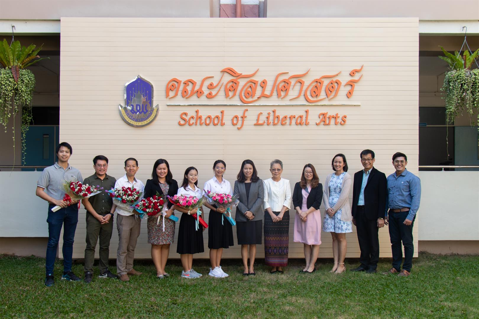คณะผู้บริหารคณะศิลปศาสตร์ ร่วมแสดงความยินดีกับนิสิตสาขาวิชาภาษาไทย คณะศิลปศาสตร์ ที่ได้รับรางวัลชนะเลิศ และรางวัลชมเชย การประกวดสุนทรพจน์อุดมศึกษา เฉลิมพระเกียรติพระบรมราชจักรีวงศ์ ประจำปี 2562