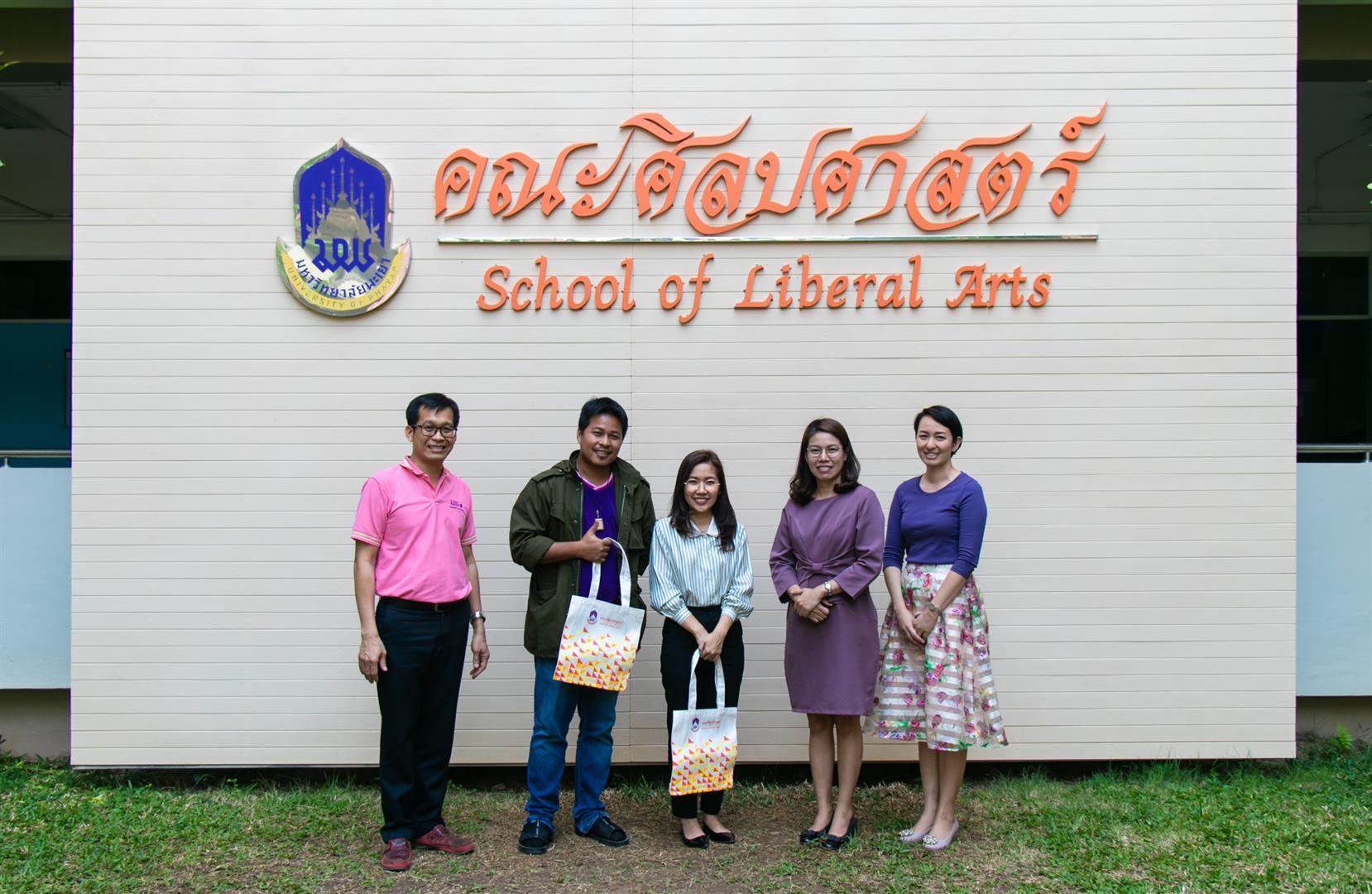 ศูนย์บริการเทคโนโลยีสารสนเทศและการสื่อสาร (CITCOMS) เข้าชี้แจงและร่วมวางแผนแนวทางการการสร้างสื่อเพื่อประกอบการเรียนการสอน Online ในระหว่างการแพร่ระบาดของโรค COVID-19 ณ คณะศิลปศาสตร์