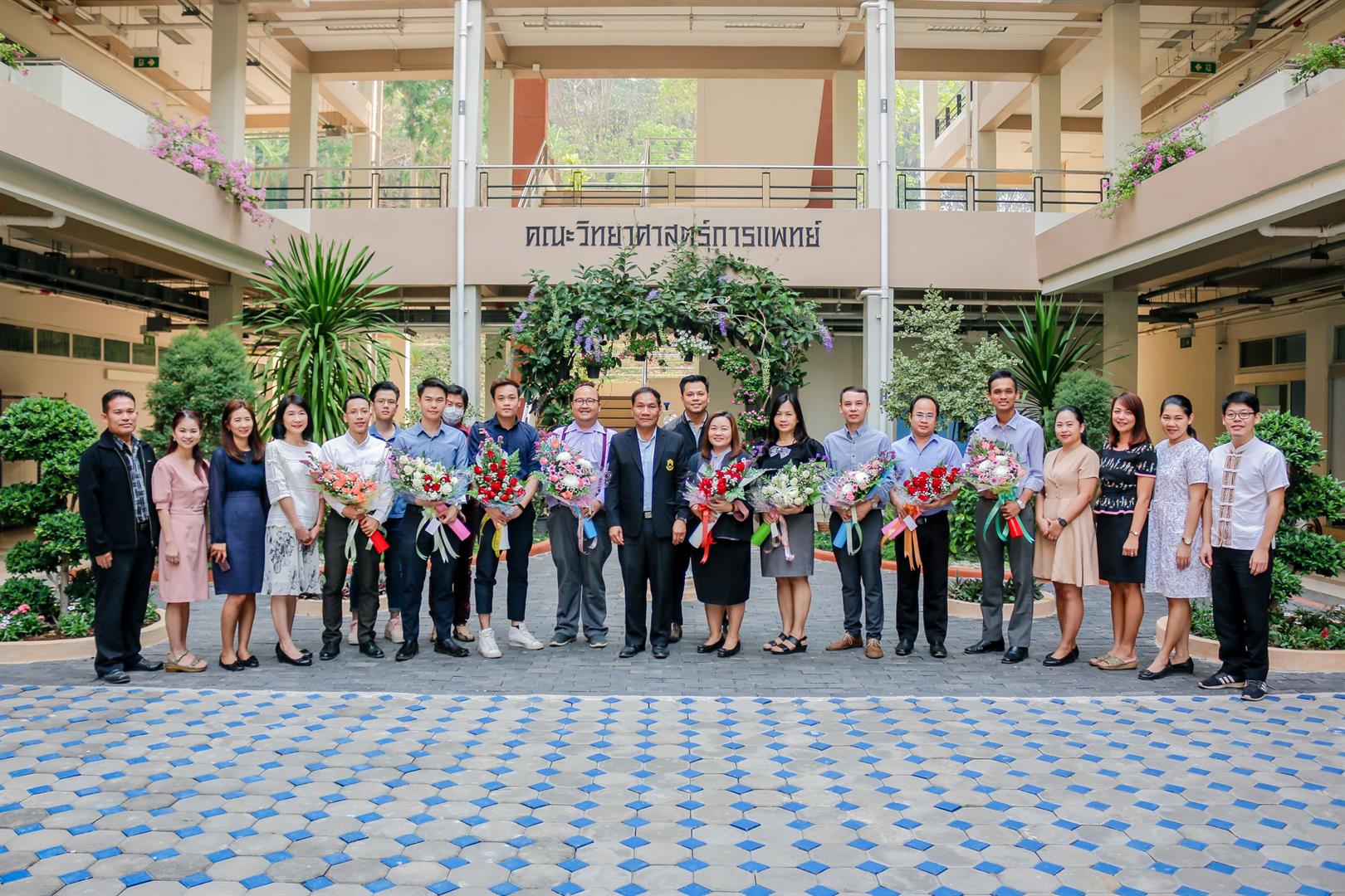 ผู้ช่วยศาสตราจารย์ ดร.สุริศักดิ์ ประสานพันธ์ คณบดีคณะวิทยาศาสตร์การแพทย์ ได้มอบช่อดอกไม้แสดงความยินดีกับผู้ที่ได้รับการแต่งตั้งให้ดำรงตำแหน่งผู้ช่วยศาสตราจารย์