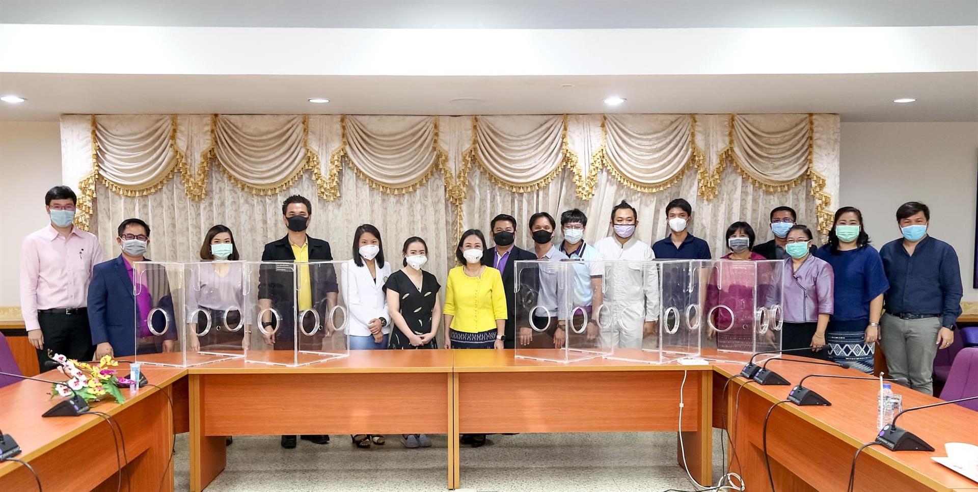 มหาวิทยาลัยพะเยาส่งมอบ Aerosol Box กล่องป้องกันเชื้อฟุ้งกระจาย ให้กับโรงพยาบาลพะเยา