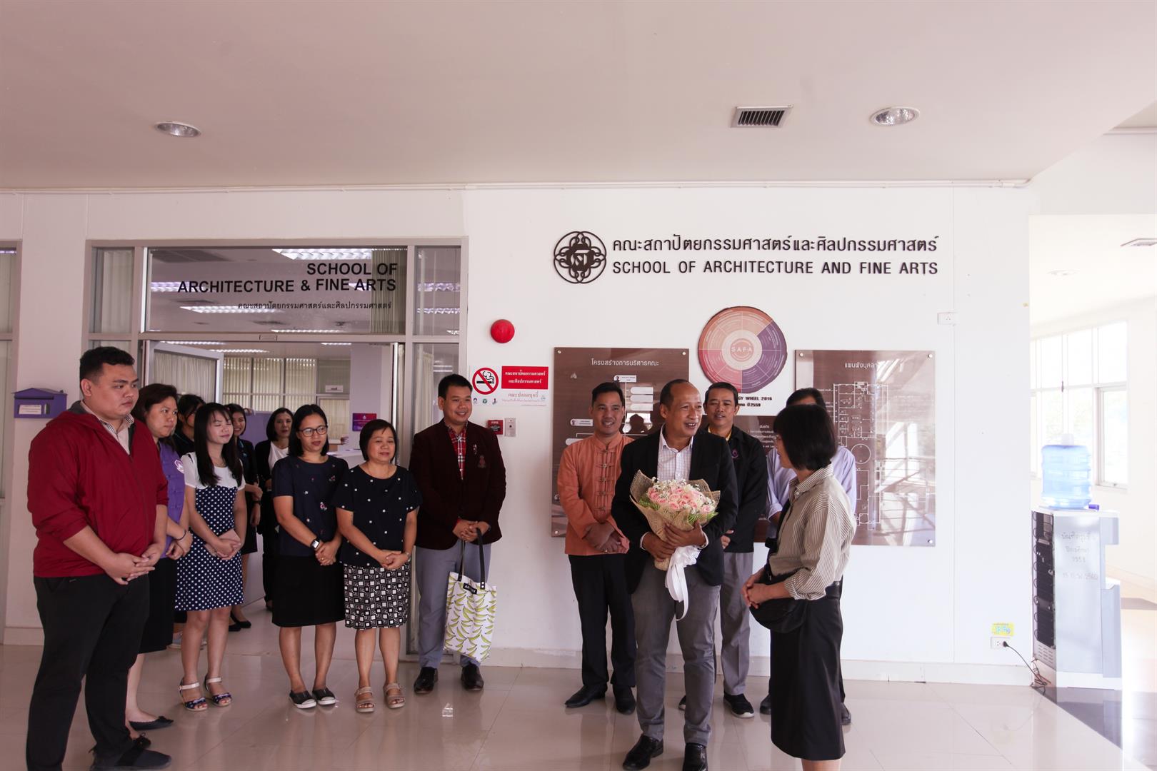 คณาจารย์,และบุคลากรได้ให้การต้อนรับ,รองศาสตราจารย์จันทนี,เพชรานนท์,ในโอกาสเข้ารับตำแหน่งคณบดี,คณะสถาปัตยกรรมศาสตร์และศิลปกรรมศาสตร์