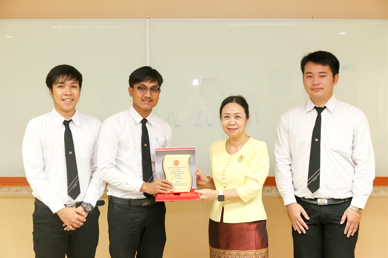 อธิการบดีมหาวิทยาลัยพะเยา แสดงความยินดีกับนิสิตคณะนิติศาสตร์ ที่ได้รับโล่เกียรติยศ รางวัลรองชนะเลิศอันดับ 2 การแข่งขันตอบปัญหากฎหมายระดับอุดมศึกษา เนื่องในวันรพีวิชาการ ปี 2562