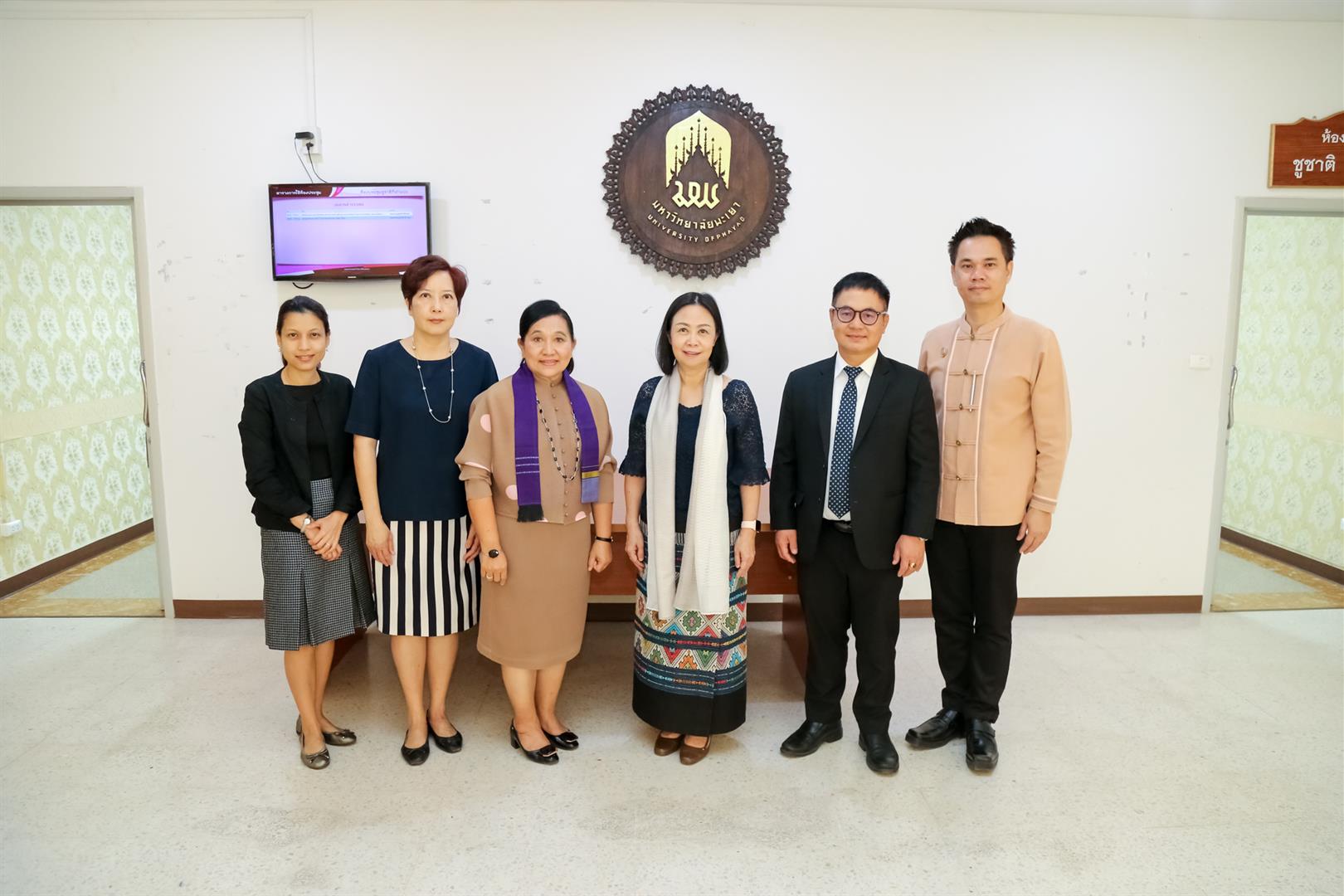มหาวิทยาลัยพะเยา ต้อนรับคณะกรรมการดำเนินโครงการพระราชทานความช่วยเหลือแก่ราชอาณาจักรกัมพูชา (ด้านการศึกษา) ในโอกาสมาเยี่ยมเยือนนักเรียนทุนพระราชทาน ฯ