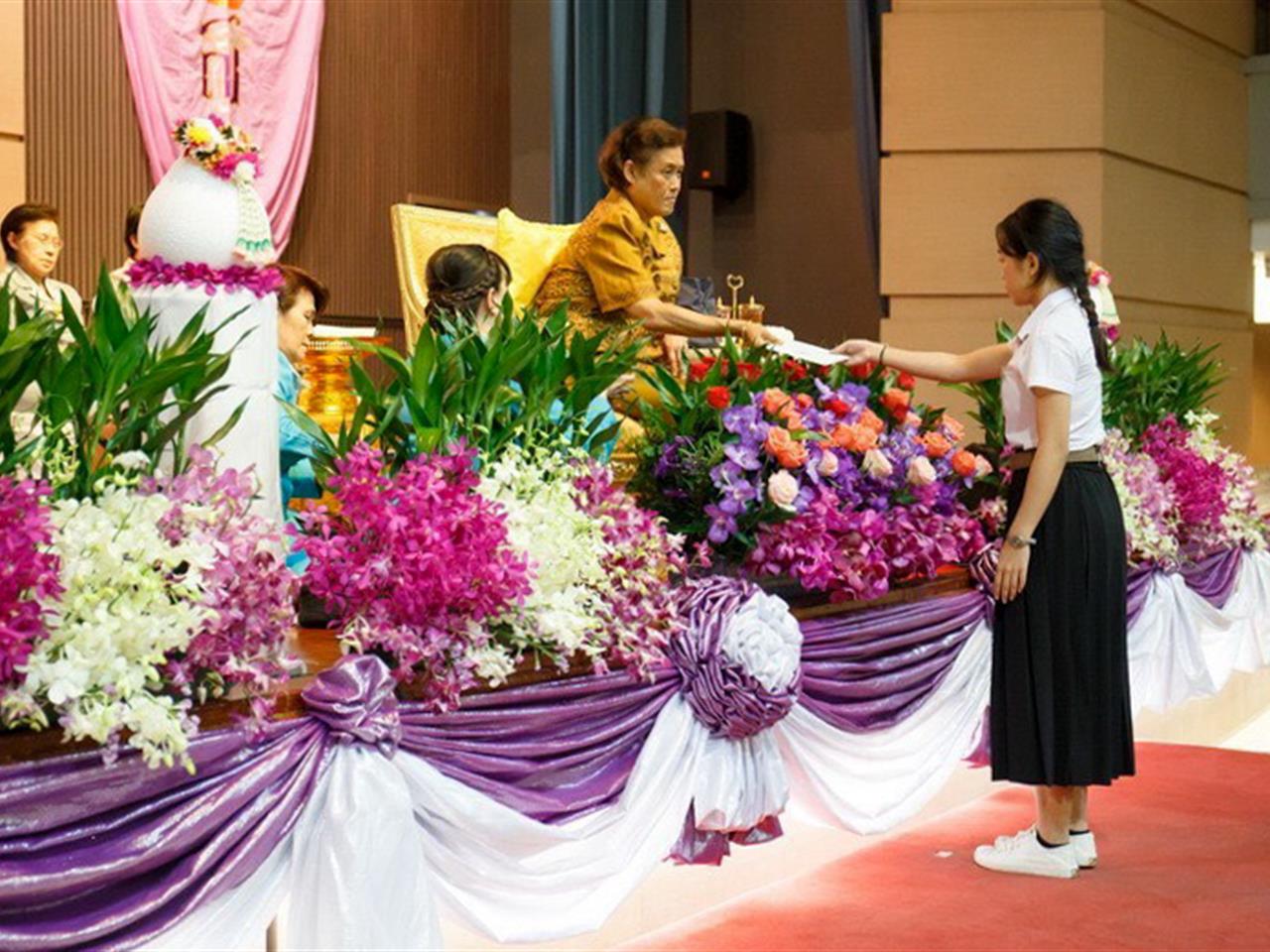 นิสิตสาขาวิชาภาษาฝรั่งเศส คณะศิลปศาสตร์ มหาวิทยาลัยพะเยา ได้รับพระราชทานรางวัลจากสมเด็จพระกนิษฐาธิราชเจ้า กรมสมเด็จพระเทพรัตนราชสุดาฯ สยามบรมราชกุมารี