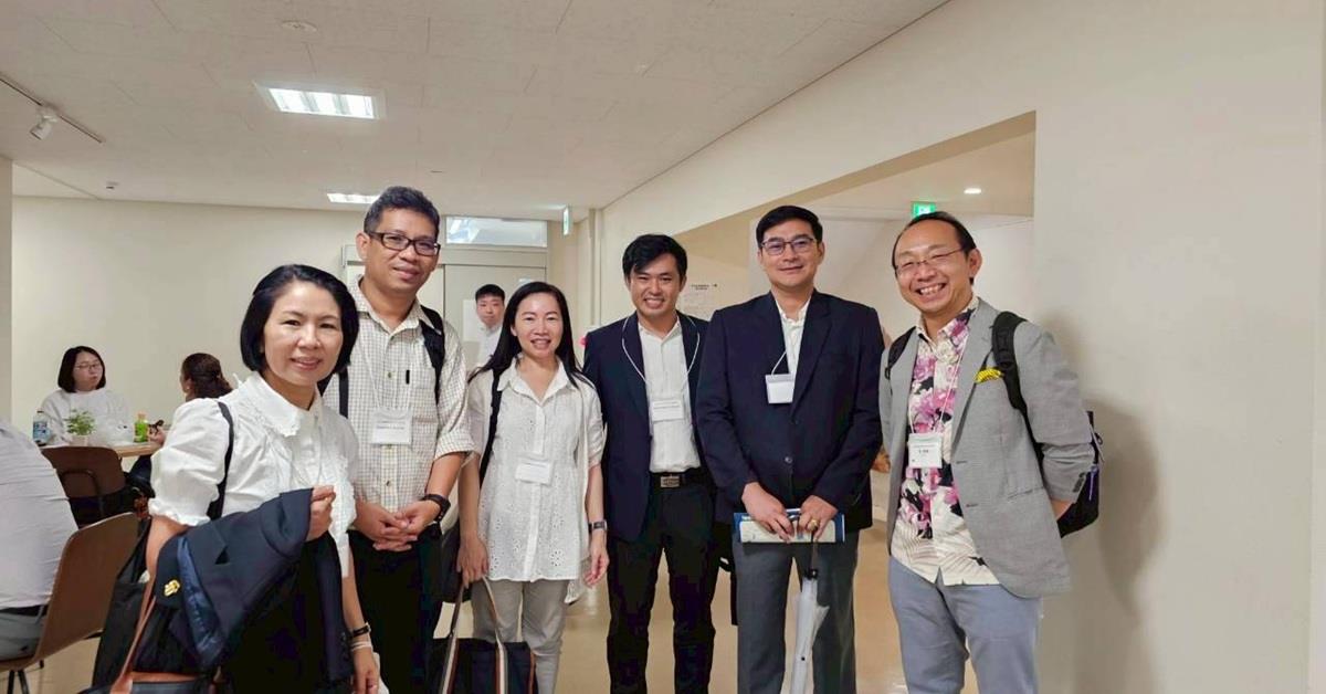 ระหว่างวันที่ 3–5 กรกฎาคม 2569 ผู้ช่วยศาสตราจารย์ ดร.ธิดาวัลย์ อุ่นกอง ผู้อำนวยการวิทยาเขตเชียงราย มหาวิทยาลัยพะเยา พร้อมด้วยคณาจารย์จากวิทยาลัยการศึกษา เข้าร่วมการประชุมวิชาการประจำปี ครั้งที่ 62 ของสมาคมการศึกษาเปรียบเทียบแห่งประเทศญี่ปุ่น (62nd Annual Conference of the Japan Comparative Education Society) ณ มหาวิทยาลัยริทสึเมคัง เมืองเกียวโต ประเทศญี่ปุ่น