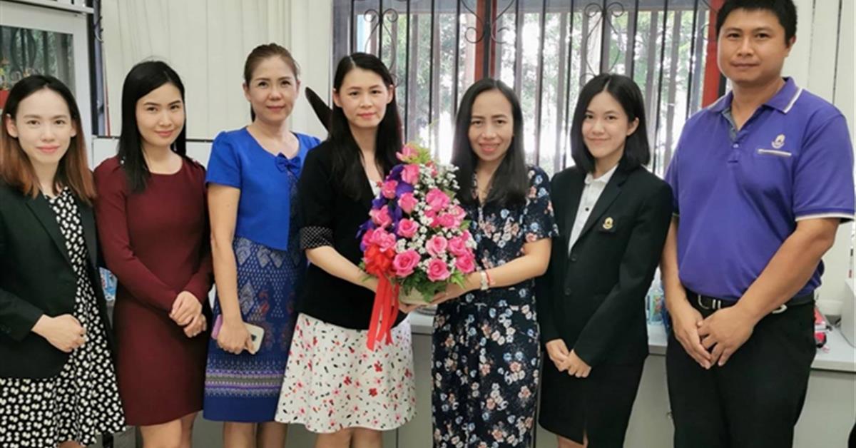 สำนักงานอธิการบดีมอบช่อดอกไม้แสดงความยินดีแก่ ผู้อำนวยการกองคลัง และผู้อำนวยการกองบริการการศึกษา มหาวิทยาลัยพะเยา