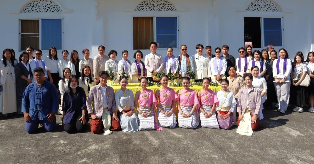 วิทยาเขตเชียงราย ร่วมประเพณีห่มผ้าพระนอน วัดดงพระเจ้า