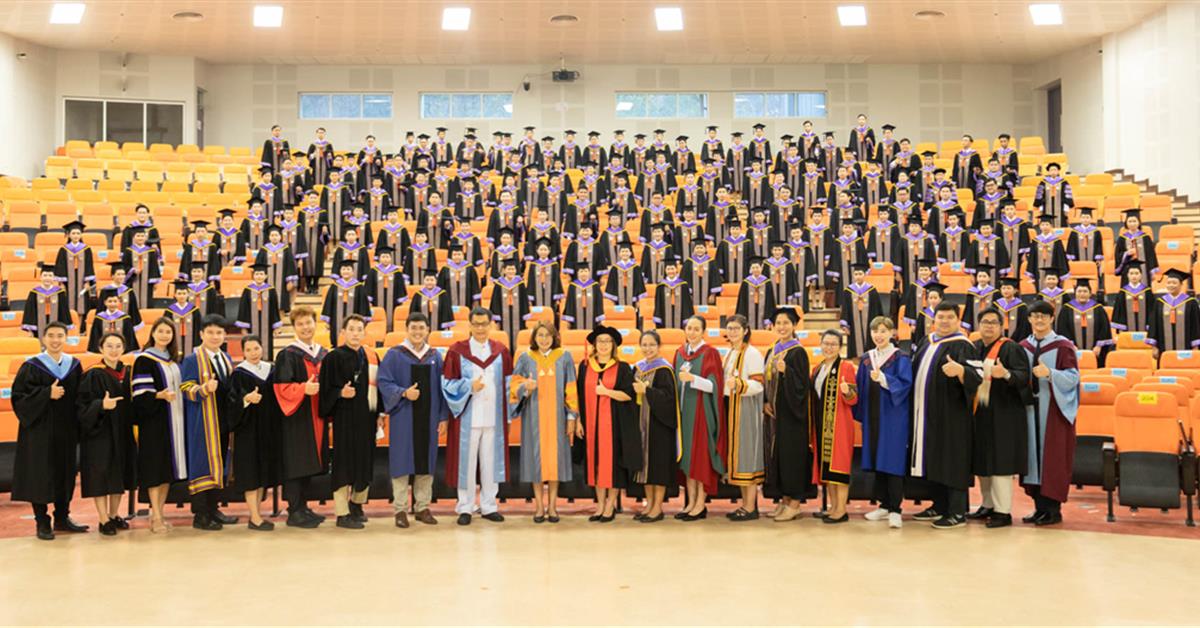 คณะกรรมการดำเนินงานพิธีมอบปริญญาบัตร คณะศิลปศาสตร์ ดำเนินการฝึกซ้อมบัณฑิต เพื่อเตรียมความพร้อมการเข้ารับมอบปริญญาบัตร ประจำปีการศึกษา ๒๕๖๔
