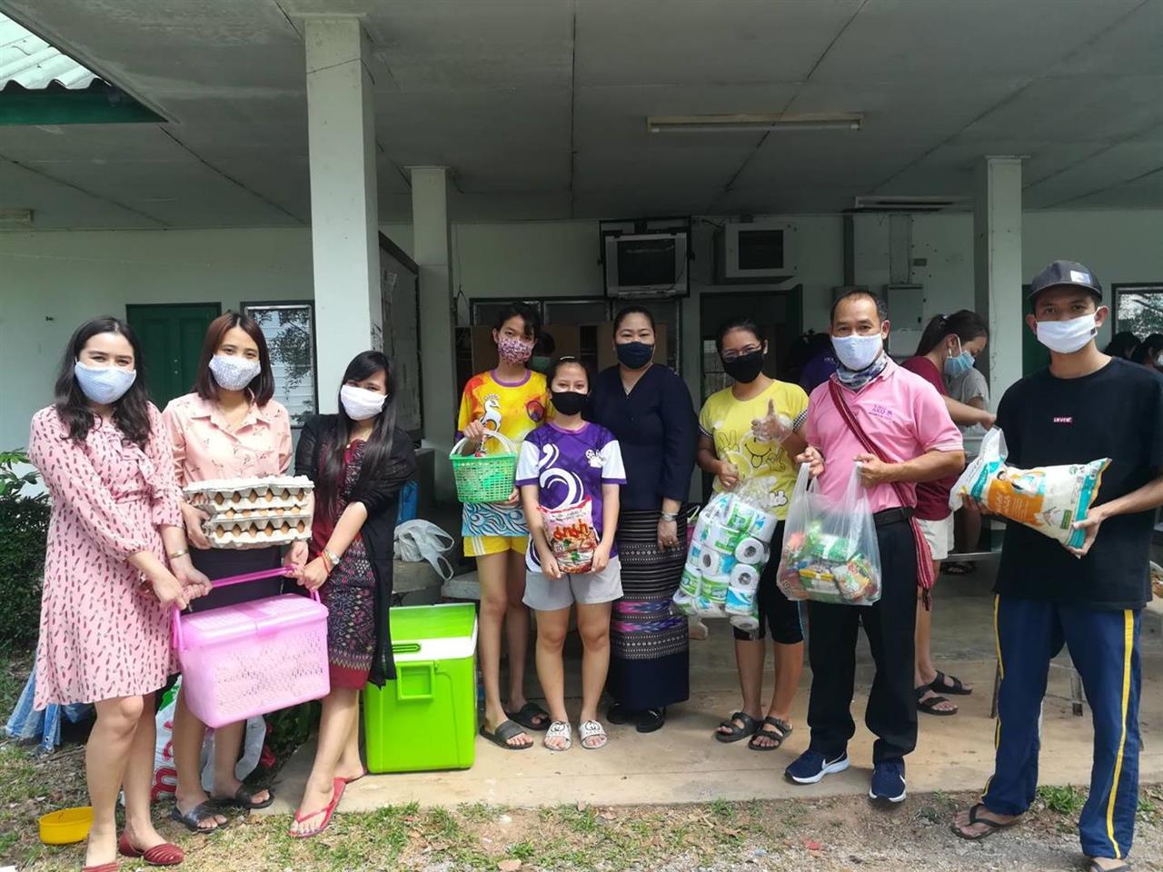 บุคลากรคณะทันตแพทยศาสตร์ มอบเครื่องอุปโภค บริโภค  ช่วยเหลือนิสิตที่พักอาศัยในหอพักนิสิต มพ.