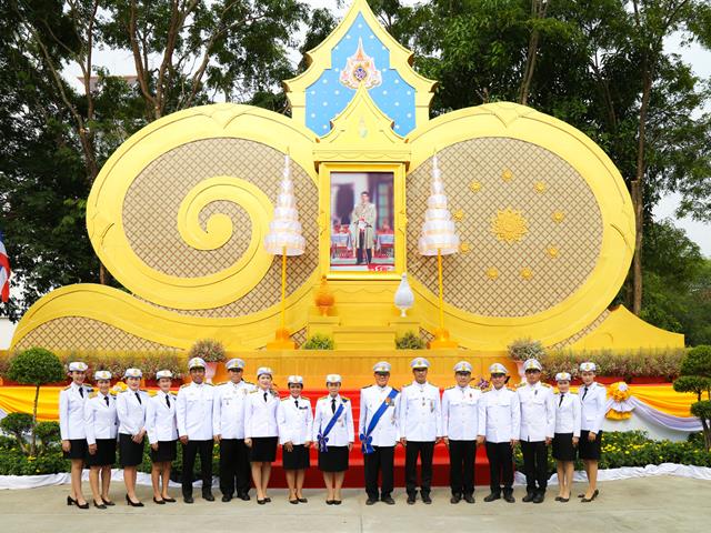 อธิการบดีมหาวิทยาลัยพะเยา,พร้อมคณะผู้บริหารเข้าร่วมพิธีถวายพระพรชัยมงคล,ในพระราชพิธีบรมราชาภิเษก,ที่บริเวณซุ้มเฉลิมพระเกียรติ,หน้าศาลาประชาคมจังหวัดพะเยาและรับชมการถ่ายทอดสดของโทรทัศน์รวมการเฉพาะกิจแห่งประเทศไทย