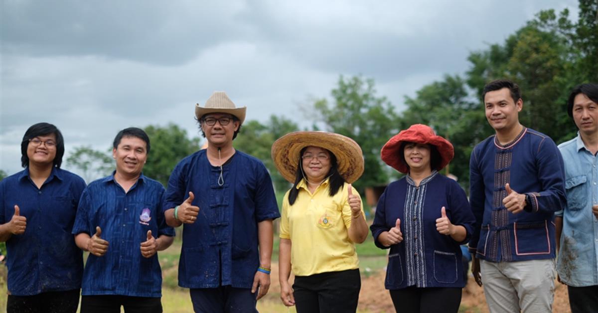 กองกิจการนิสิตร่วมกิจกรรม ปลูกข้าววันแม่สืบสานข้าวไทยด้วยการดำนา