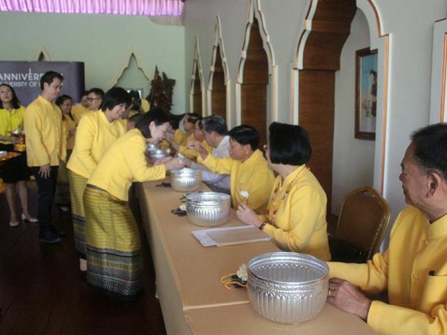 อธิการบดีมหาวิทยาลัยพะเยานำทีมคณะผู้บริหารมหาวิทยาลัยพะเยารดน้ำดำหัวขอพรผู้ใหญ่เนื่องในเทศกาลวันขึ้นปีใหม่เมือง