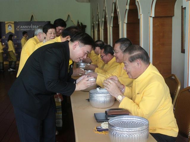 อธิการบดีมหาวิทยาลัยพะเยานำทีมคณะผู้บริหารมหาวิทยาลัยพะเยารดน้ำดำหัวขอพรผู้ใหญ่เนื่องในเทศกาลวันขึ้นปีใหม่เมือง