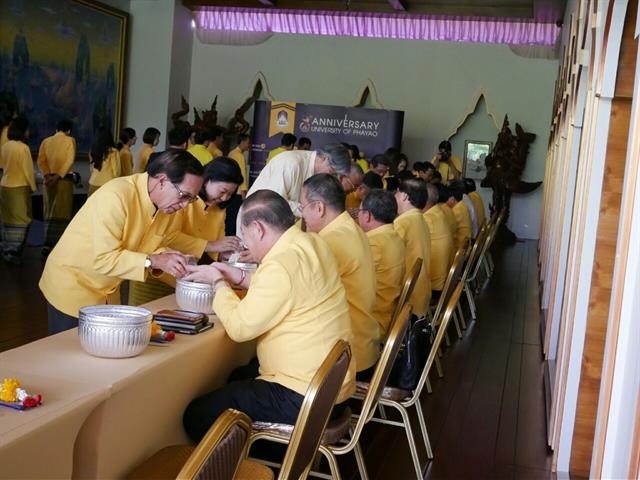 อธิการบดีมหาวิทยาลัยพะเยานำทีมคณะผู้บริหารมหาวิทยาลัยพะเยารดน้ำดำหัวขอพรผู้ใหญ่เนื่องในเทศกาลวันขึ้นปีใหม่เมือง