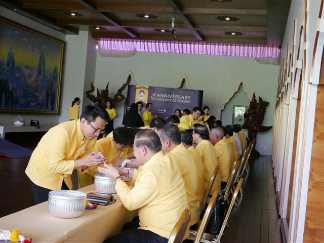 อธิการบดีมหาวิทยาลัยพะเยานำทีมคณะผู้บริหารมหาวิทยาลัยพะเยารดน้ำดำหัวขอพรผู้ใหญ่เนื่องในเทศกาลวันขึ้นปีใหม่เมือง