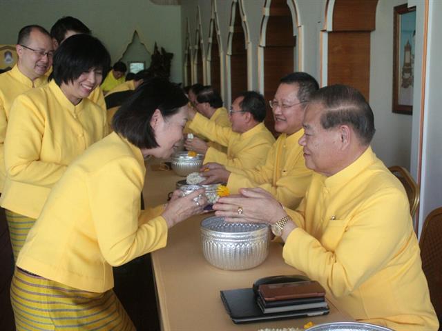 อธิการบดีมหาวิทยาลัยพะเยานำทีมคณะผู้บริหารมหาวิทยาลัยพะเยารดน้ำดำหัวขอพรผู้ใหญ่เนื่องในเทศกาลวันขึ้นปีใหม่เมือง