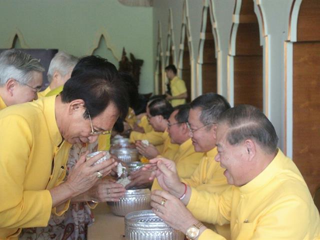 อธิการบดีมหาวิทยาลัยพะเยานำทีมคณะผู้บริหารมหาวิทยาลัยพะเยารดน้ำดำหัวขอพรผู้ใหญ่เนื่องในเทศกาลวันขึ้นปีใหม่เมือง