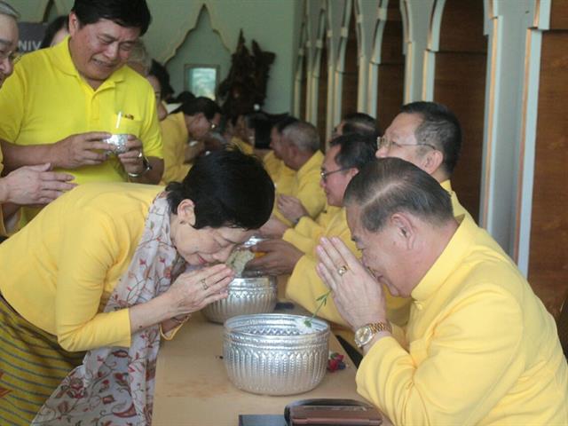 อธิการบดีมหาวิทยาลัยพะเยานำทีมคณะผู้บริหารมหาวิทยาลัยพะเยารดน้ำดำหัวขอพรผู้ใหญ่เนื่องในเทศกาลวันขึ้นปีใหม่เมือง