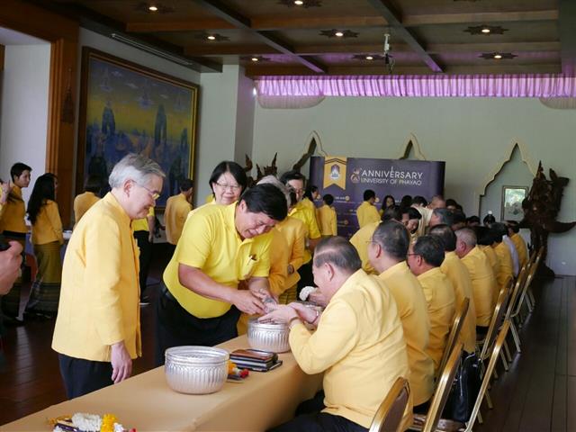 อธิการบดีมหาวิทยาลัยพะเยานำทีมคณะผู้บริหารมหาวิทยาลัยพะเยารดน้ำดำหัวขอพรผู้ใหญ่เนื่องในเทศกาลวันขึ้นปีใหม่เมือง