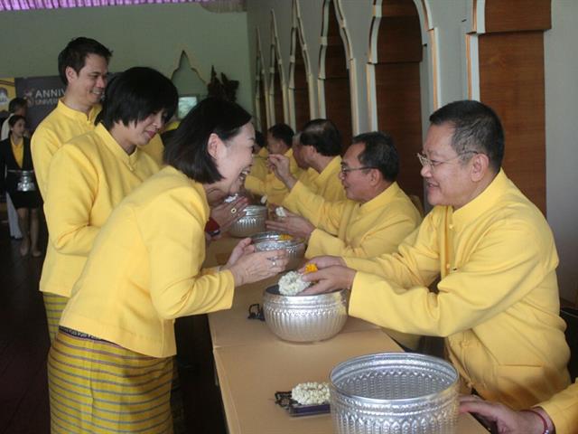 อธิการบดีมหาวิทยาลัยพะเยานำทีมคณะผู้บริหารมหาวิทยาลัยพะเยารดน้ำดำหัวขอพรผู้ใหญ่เนื่องในเทศกาลวันขึ้นปีใหม่เมือง