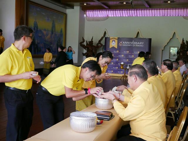 อธิการบดีมหาวิทยาลัยพะเยานำทีมคณะผู้บริหารมหาวิทยาลัยพะเยารดน้ำดำหัวขอพรผู้ใหญ่เนื่องในเทศกาลวันขึ้นปีใหม่เมือง