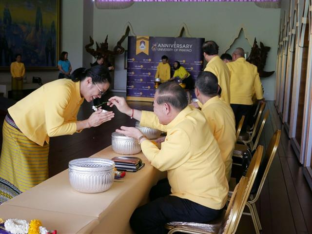 อธิการบดีมหาวิทยาลัยพะเยานำทีมคณะผู้บริหารมหาวิทยาลัยพะเยารดน้ำดำหัวขอพรผู้ใหญ่เนื่องในเทศกาลวันขึ้นปีใหม่เมือง