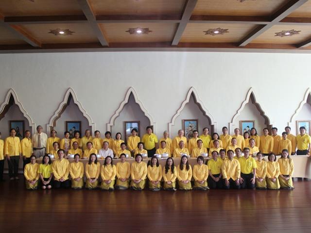 อธิการบดีมหาวิทยาลัยพะเยานำทีมคณะผู้บริหารมหาวิทยาลัยพะเยารดน้ำดำหัวขอพรผู้ใหญ่เนื่องในเทศกาลวันขึ้นปีใหม่เมือง