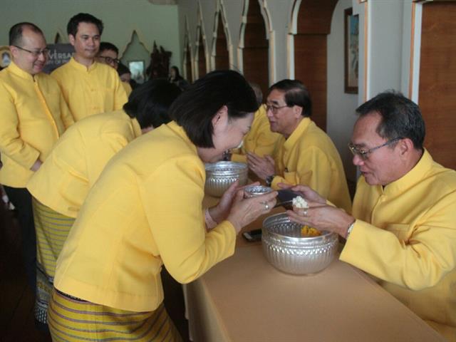 อธิการบดีมหาวิทยาลัยพะเยานำทีมคณะผู้บริหารมหาวิทยาลัยพะเยารดน้ำดำหัวขอพรผู้ใหญ่เนื่องในเทศกาลวันขึ้นปีใหม่เมือง