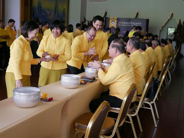 อธิการบดีมหาวิทยาลัยพะเยานำทีมคณะผู้บริหารมหาวิทยาลัยพะเยารดน้ำดำหัวขอพรผู้ใหญ่เนื่องในเทศกาลวันขึ้นปีใหม่เมือง