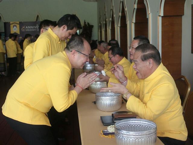 อธิการบดีมหาวิทยาลัยพะเยานำทีมคณะผู้บริหารมหาวิทยาลัยพะเยารดน้ำดำหัวขอพรผู้ใหญ่เนื่องในเทศกาลวันขึ้นปีใหม่เมือง