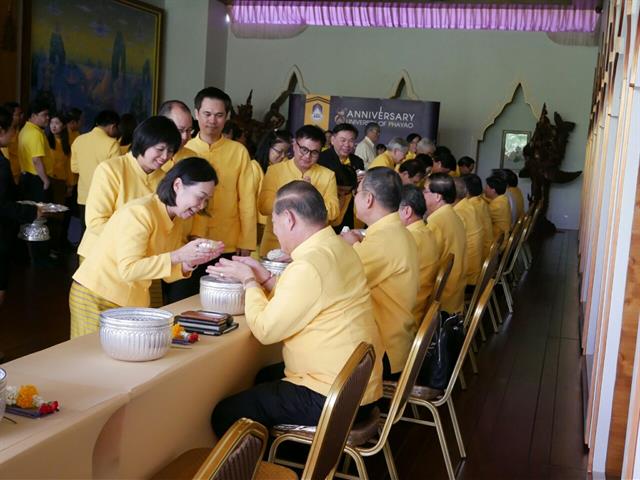 อธิการบดีมหาวิทยาลัยพะเยานำทีมคณะผู้บริหารมหาวิทยาลัยพะเยารดน้ำดำหัวขอพรผู้ใหญ่เนื่องในเทศกาลวันขึ้นปีใหม่เมือง