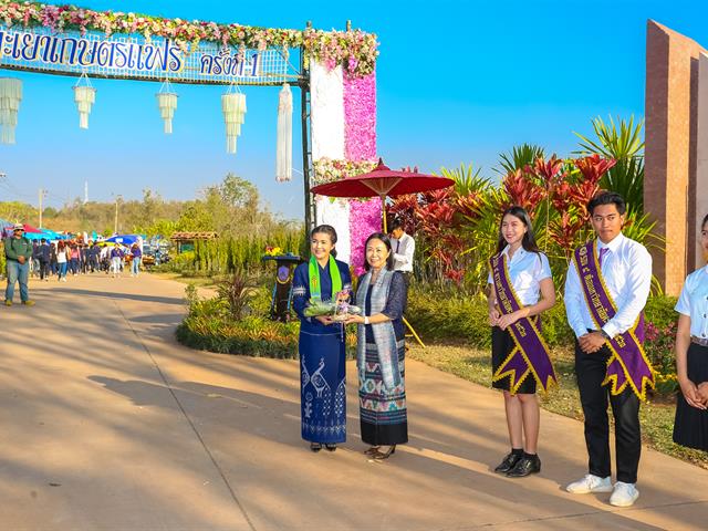 อธิการบดีมหาวิทยาลัยพะเยา เปิดงานพะเยาเกษตรแฟร์ “เปิดบ้าน เมืองพะเยา” ครั้งที่ 1 พร้อมมอบรางวัลการประกวดและชมนิทรรศการ การออกร้านจากหน่วยงานต่างๆ โดยมีผู้เข้าร่วมงานจำนวนมาก