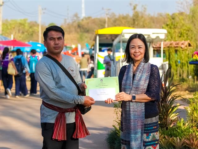 อธิการบดีมหาวิทยาลัยพะเยา เปิดงานพะเยาเกษตรแฟร์ “เปิดบ้าน เมืองพะเยา” ครั้งที่ 1 พร้อมมอบรางวัลการประกวดและชมนิทรรศการ การออกร้านจากหน่วยงานต่างๆ โดยมีผู้เข้าร่วมงานจำนวนมาก