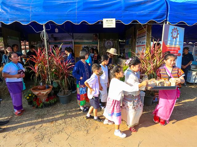 อธิการบดีมหาวิทยาลัยพะเยา เปิดงานพะเยาเกษตรแฟร์ “เปิดบ้าน เมืองพะเยา” ครั้งที่ 1 พร้อมมอบรางวัลการประกวดและชมนิทรรศการ การออกร้านจากหน่วยงานต่างๆ โดยมีผู้เข้าร่วมงานจำนวนมาก