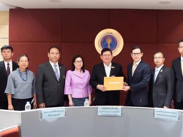 รศ.ดร.พรรณรายรัตน์ ศรีไชยรัตน์ คณบดีคณะนิติศาสตร์ เข้าร่วมประชุม ระหว่าง ดร.สุวิทย์ เมษินทรีย์ รัฐมนตรีว่าการกระทรวงกระทรวงการอุดมศึกษา วิทยาศาสตร์ วิจัยและนวัตกรรม และคณบดีคณะนิติศาสตร์ทั่วประเทศ เพื่อกำหนดแนวทางในการพัฒนาวิชานิติศาสตร์