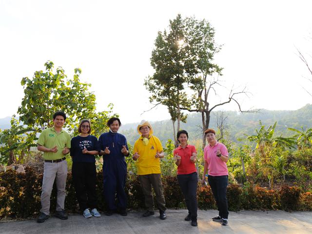 อธิการบดีมหาวิทยาลัยพะเยา  นำทีมผู้บริหาร คณาจารย์ และเจ้าหน้าที่ ปลูกต้นกล้วยเพื่อทำแนวป้องกันไฟป่า