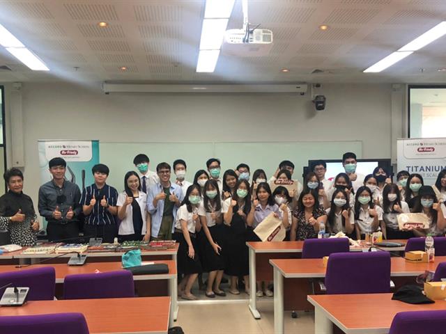 ผู้แทนบริษัทนำเข้าผลิตภัณฑ์ทันตกรรม จัดแสดงเครื่องมือทางทันตกรรมและบรรยายให้ความรู้เกี่ยวกับเครื่องมือปริทันต์ให้กับนิสิตทันตแพทย์