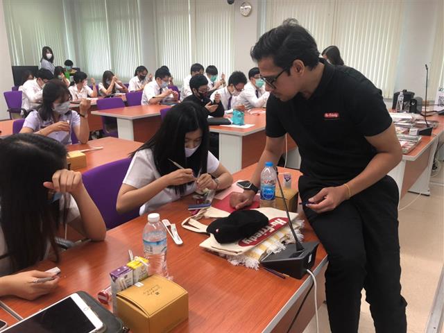 ผู้แทนบริษัทนำเข้าผลิตภัณฑ์ทันตกรรม จัดแสดงเครื่องมือทางทันตกรรมและบรรยายให้ความรู้เกี่ยวกับเครื่องมือปริทันต์ให้กับนิสิตทันตแพทย์