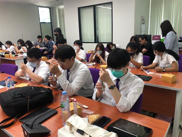 ผู้แทนบริษัทนำเข้าผลิตภัณฑ์ทันตกรรม จัดแสดงเครื่องมือทางทันตกรรมและบรรยายให้ความรู้เกี่ยวกับเครื่องมือปริทันต์ให้กับนิสิตทันตแพทย์
