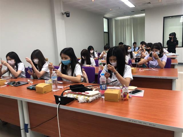 ผู้แทนบริษัทนำเข้าผลิตภัณฑ์ทันตกรรม จัดแสดงเครื่องมือทางทันตกรรมและบรรยายให้ความรู้เกี่ยวกับเครื่องมือปริทันต์ให้กับนิสิตทันตแพทย์