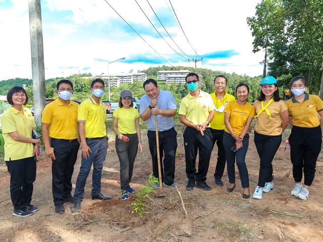 อธิการบดีมหาวิทยาลัยพะเยา นำทีมผู้บริหารปลูกต้นไม้ เนื่องในโอกาสครบรอบ 10 ปี วันสถาปนามหาวิทยาลัยพะเยา