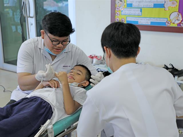 คลินิกทันตกรรมสำหรับเด็ก โรงพยาบาลทันตกรรม คณะทันตแพทยศาสตร์ มหาวิทยาลัยพะเยา ให้บริการตรวจสุขภาพช่องปากแก่นักเรียนโรงเรียนสาธิตมหาวิทยาลัยพะเยา