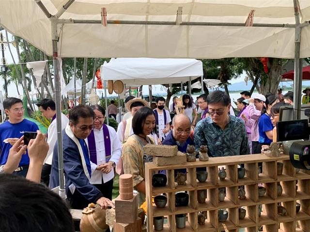 ผู้บริหารคณะศิลปศาสตร์ร่วมนำเสนอโครงการ “Phayao Learning City” ในงานนิทรรศการงานวิจัย “กิจกรรมวัฒนธรรมเชิงสร้างสรรค์ ชุมชนระเบียงกว๊านพะเยา”