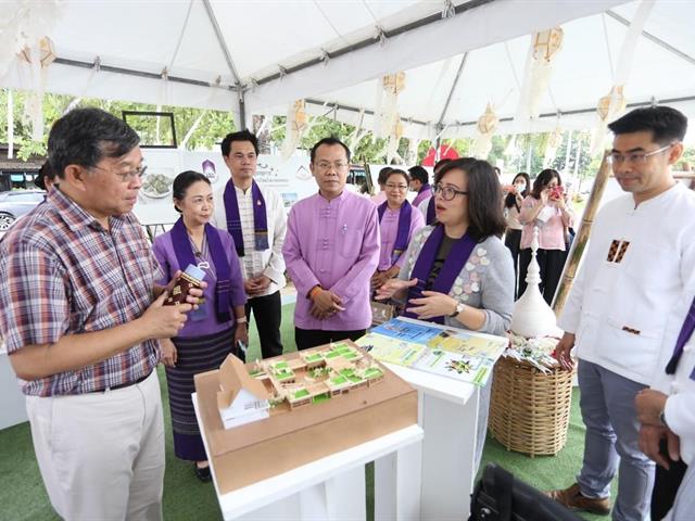 ผู้บริหารคณะศิลปศาสตร์ร่วมนำเสนอโครงการ “Phayao Learning City” ในงานนิทรรศการงานวิจัย “กิจกรรมวัฒนธรรมเชิงสร้างสรรค์ ชุมชนระเบียงกว๊านพะเยา”
